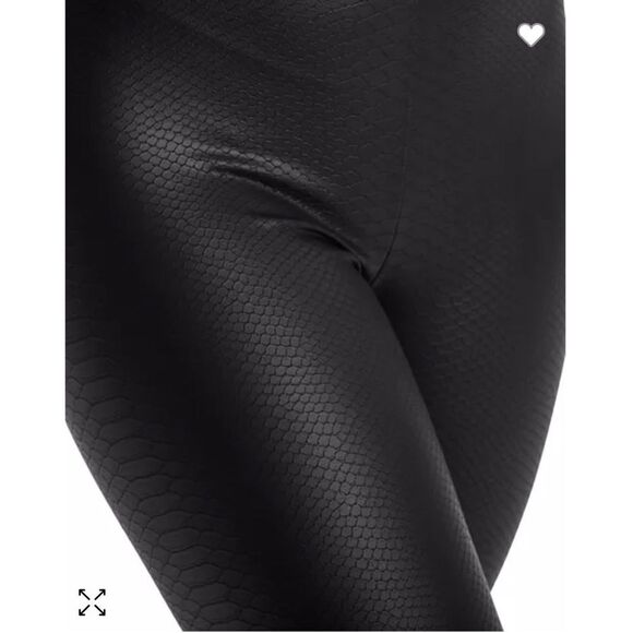 HUE Sleek Effects Black Crocodile Skin Design Soft Stretch Leggings Sz S NWT - Picture 2 of 16